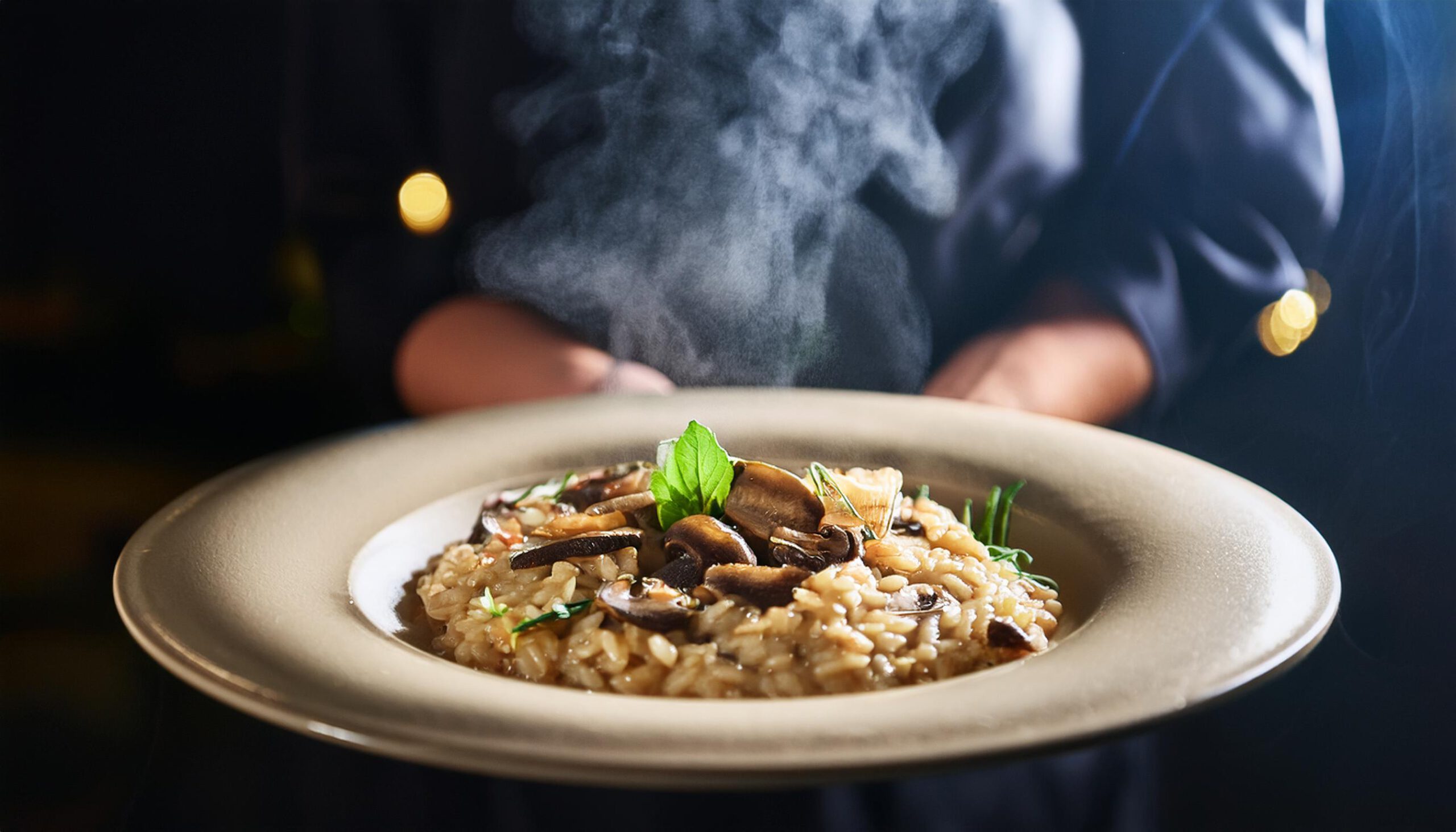 Firefly un piatto fumante di risotto ai funghi porcini in un ambiente elegante e raffinato avvolto d