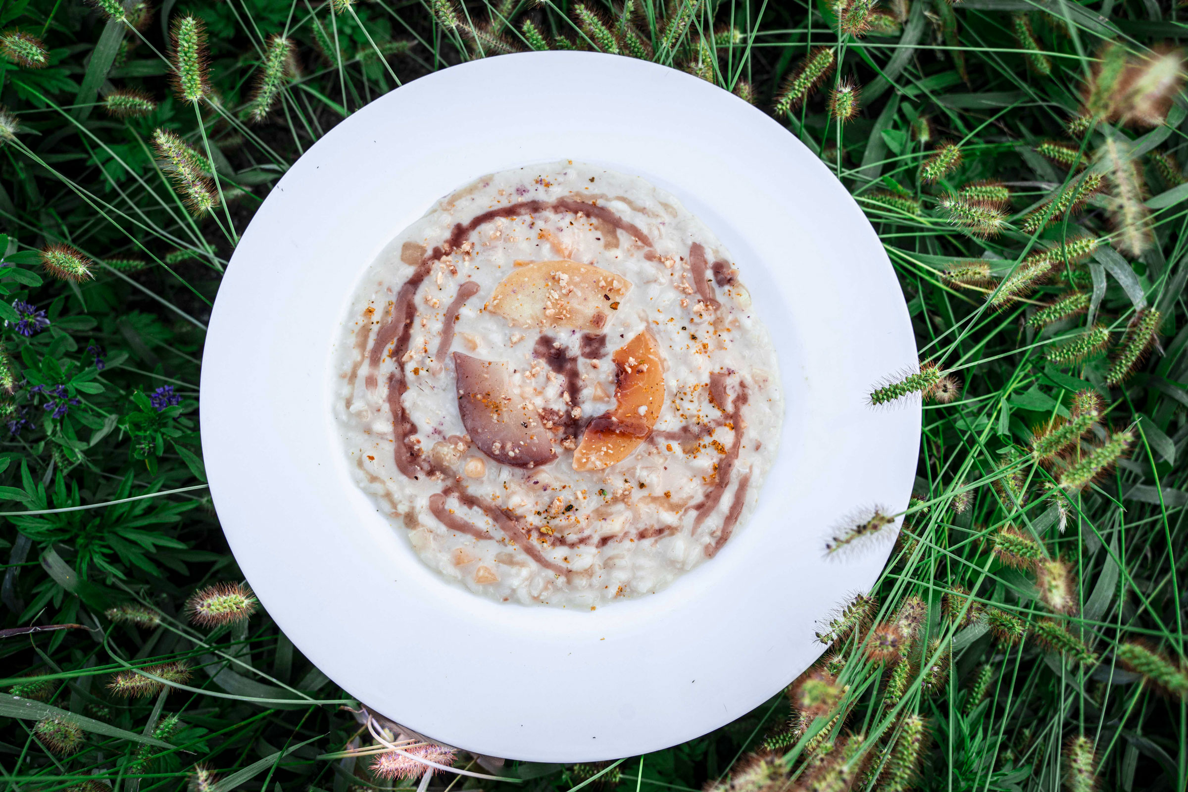 Il risotto al Franciacorta è una sinfonia di sapori raffinati, dove la dolcezza di mele, pere e pesche si fonde armoniosamente con il riso mantecato al Franciacorta. Il piatto è completato da un crumble di nocciole croccante, che aggiunge una piacevole nota di contrasto e una consistenza irresistibile.