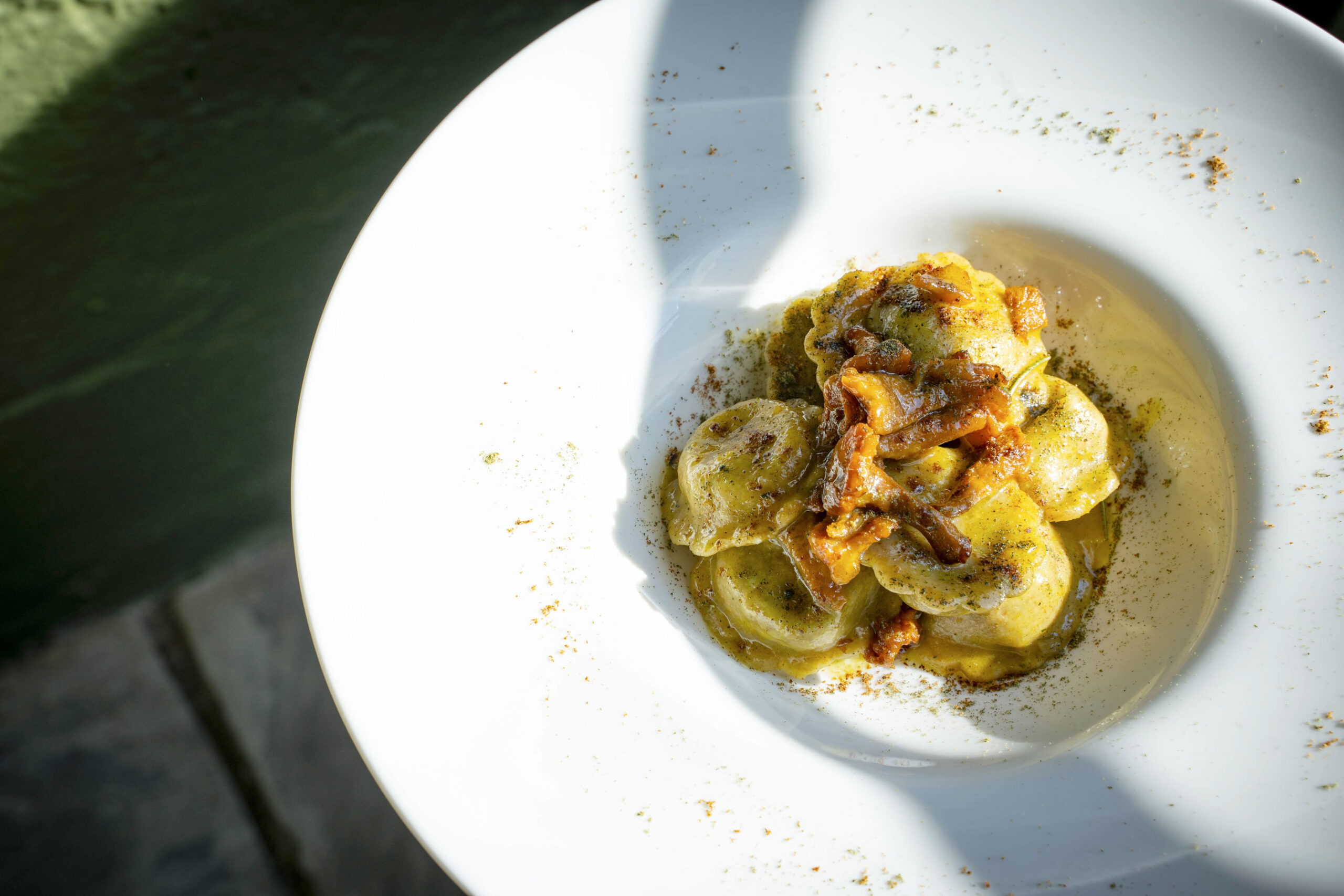 Questi ravioli fatti in casa sono un tripudio di sapori autentici, con un ripieno ricco di pane, formaggio, prezzemolo e aglio, che richiama le antiche ricette italiane. Conditi con burro nocciolino e foglie di salvia croccante.